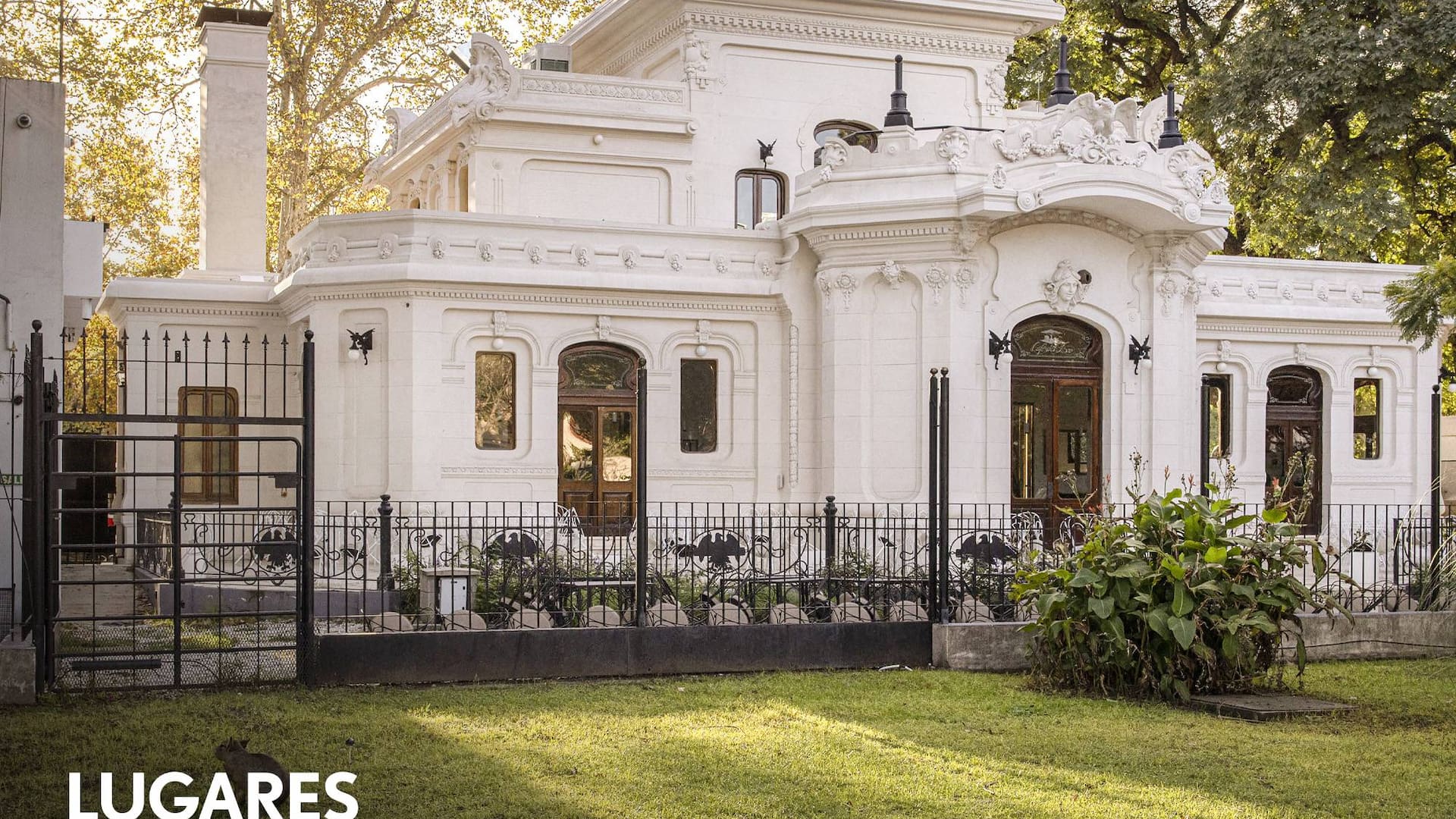 De estilo Art Noveau, la imponente casona de 125 años fue una de las primeras confiterías porteñas y reabrió con una propuesta gourmet dentro del ex zoo porteño.