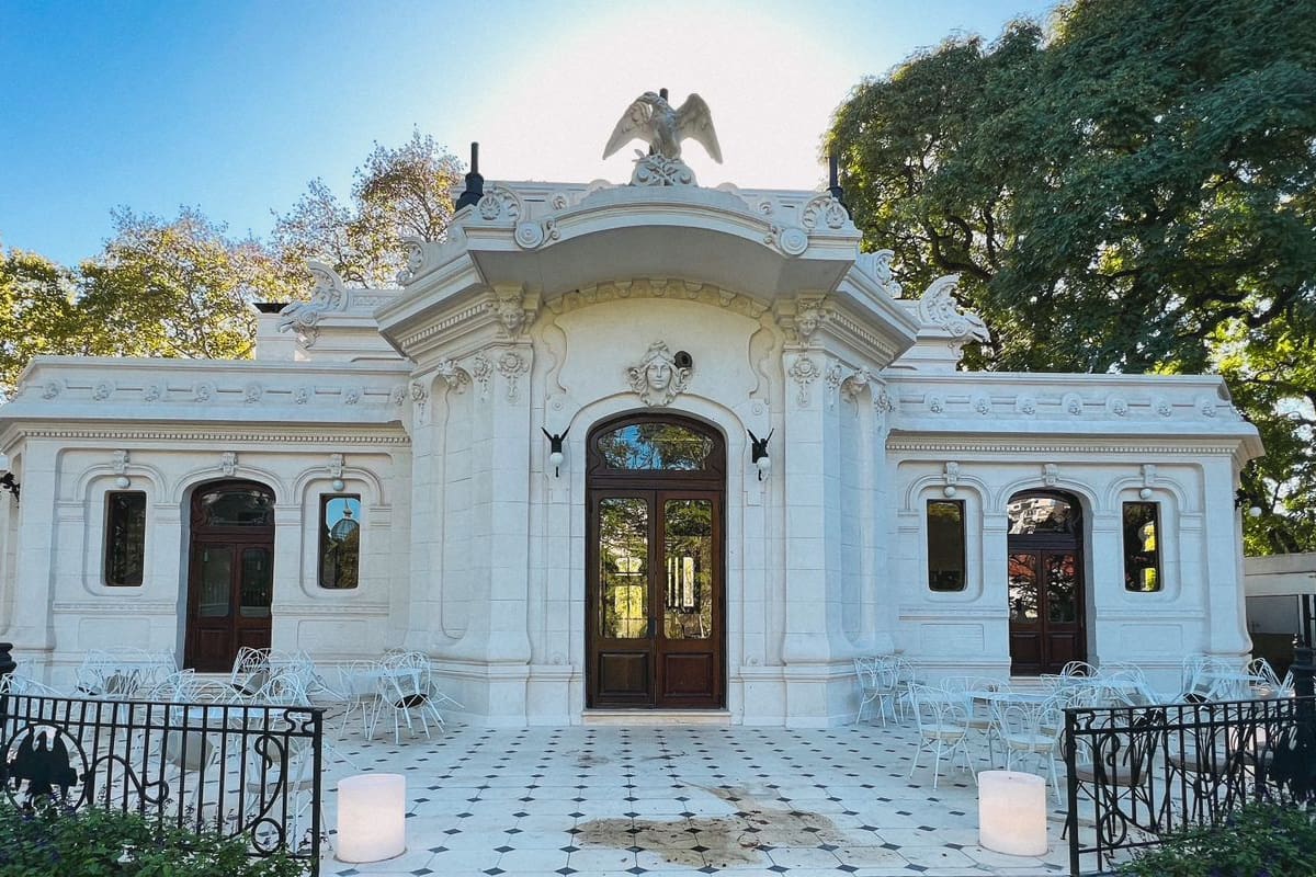 De estilo Art Noveau, la imponente casona de 125 años fue una de las primeras confiterías porteñas y reabre con una propuesta gourmet dentro del ex zoo porteño.