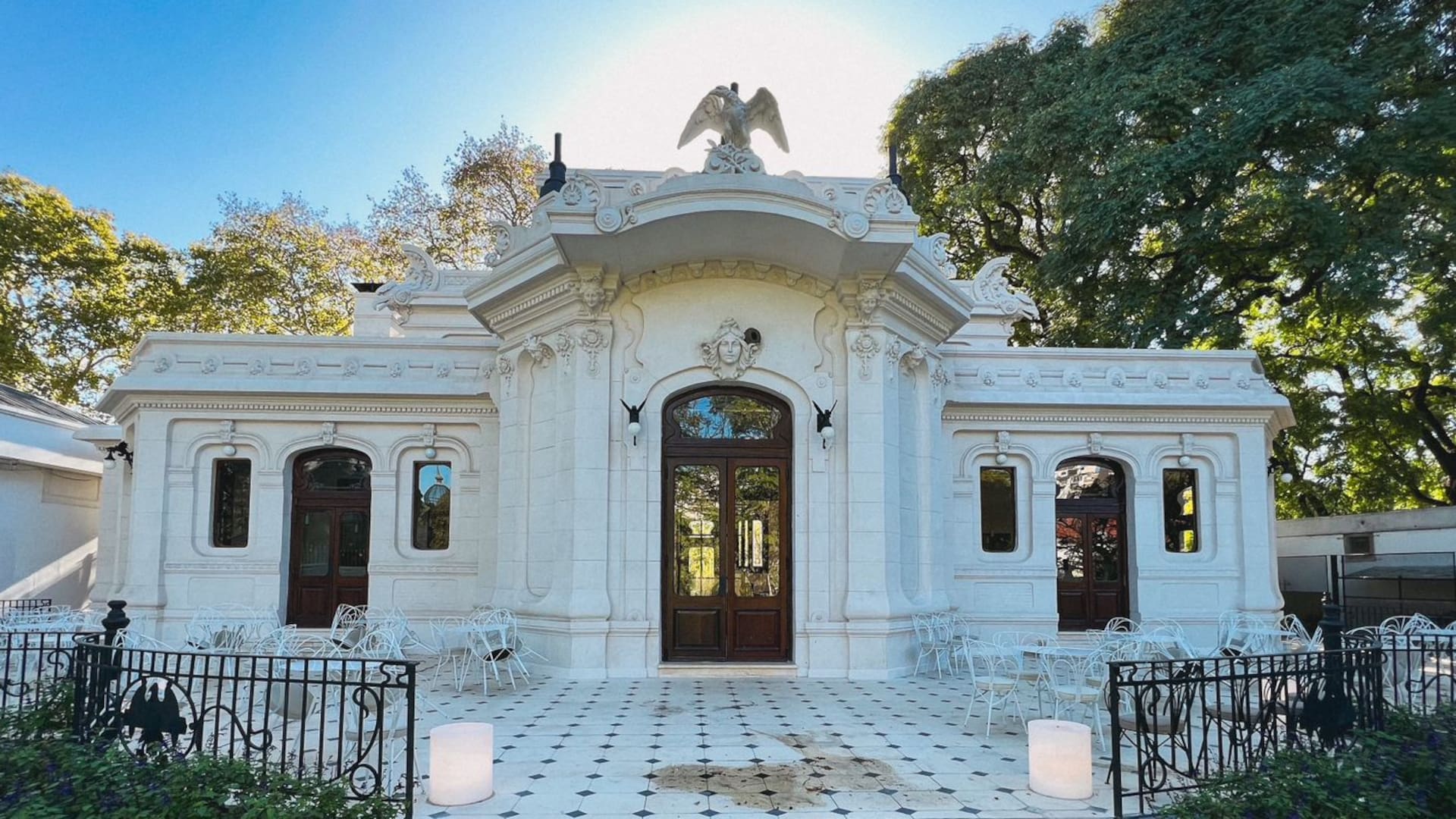 De estilo Art Noveau, la imponente casona de 125 años fue una de las primeras confiterías porteñas y reabre con una propuesta gourmet dentro del ex zoo porteño.