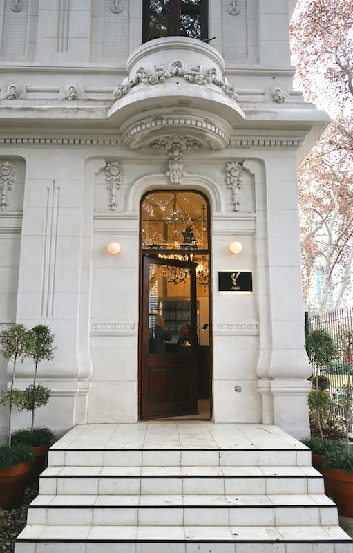 De estilo Art Noveau, la imponente casona de 125 años fue una de las primeras confiterías porteñas y reabrió con una propuesta gourmet dentro del ex zoo porteño.