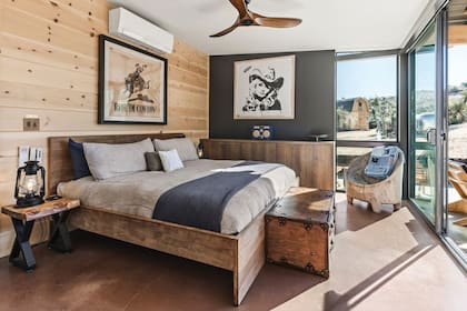 De estilo mid-century modern, la propiedad puede alojar hasta diez huéspedes. Cuenta con una casa principal de dos dormitorios y una unidad independiente con un dormitorio y kitchenette propia