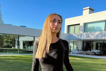 De estilo moderno, la casa se caracteriza por el predominio del blanco, las líneas rectas y una decoración minimalista