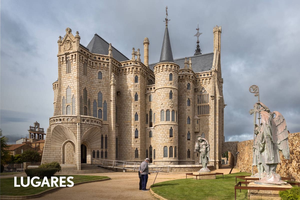 De estilo neogótico, el Palacio Episcopal lleva la firma de Gaudí, aunque fue terminado por otro arquitecto.
