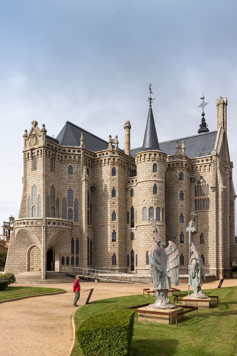 De estilo neogótico, el Palacio Episcopal lleva la firma de Gaudí, aunque fue terminado por otro arquitecto.