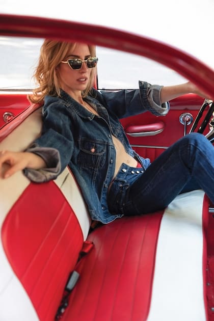 De estilo retro, Grace posa con ropa vintage de Via Vai (la marca creada por Alan Faena en los 90).