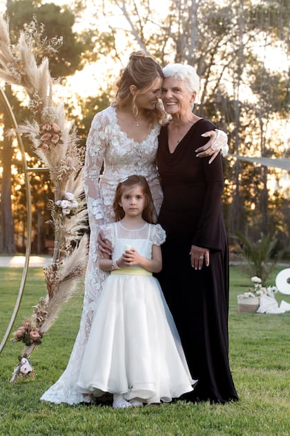 De estilo romántico y vintage, el vestido que realizó el diseñador Laurencio Adot tenía la espalda descubierta y mangas de encaje desmontables. Yésica lo acompañó con botas texanas que habían pertenecido a su mamá, Betty.