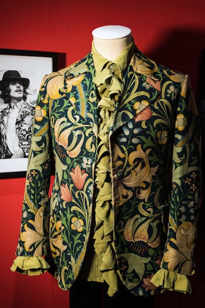 De exposición, el saco usado por George Harrison de la firma Granny Takes A Trip