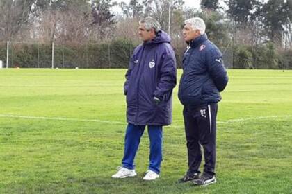 De Felippe observa el partido al costado del campo de juego