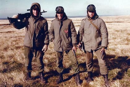 De Felippe posa con su amar apoyada en su hombro derecho. Junto a él, José Torresin y Juan Fernández