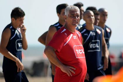 De Felippe y su plantel en la playa de La Feliz