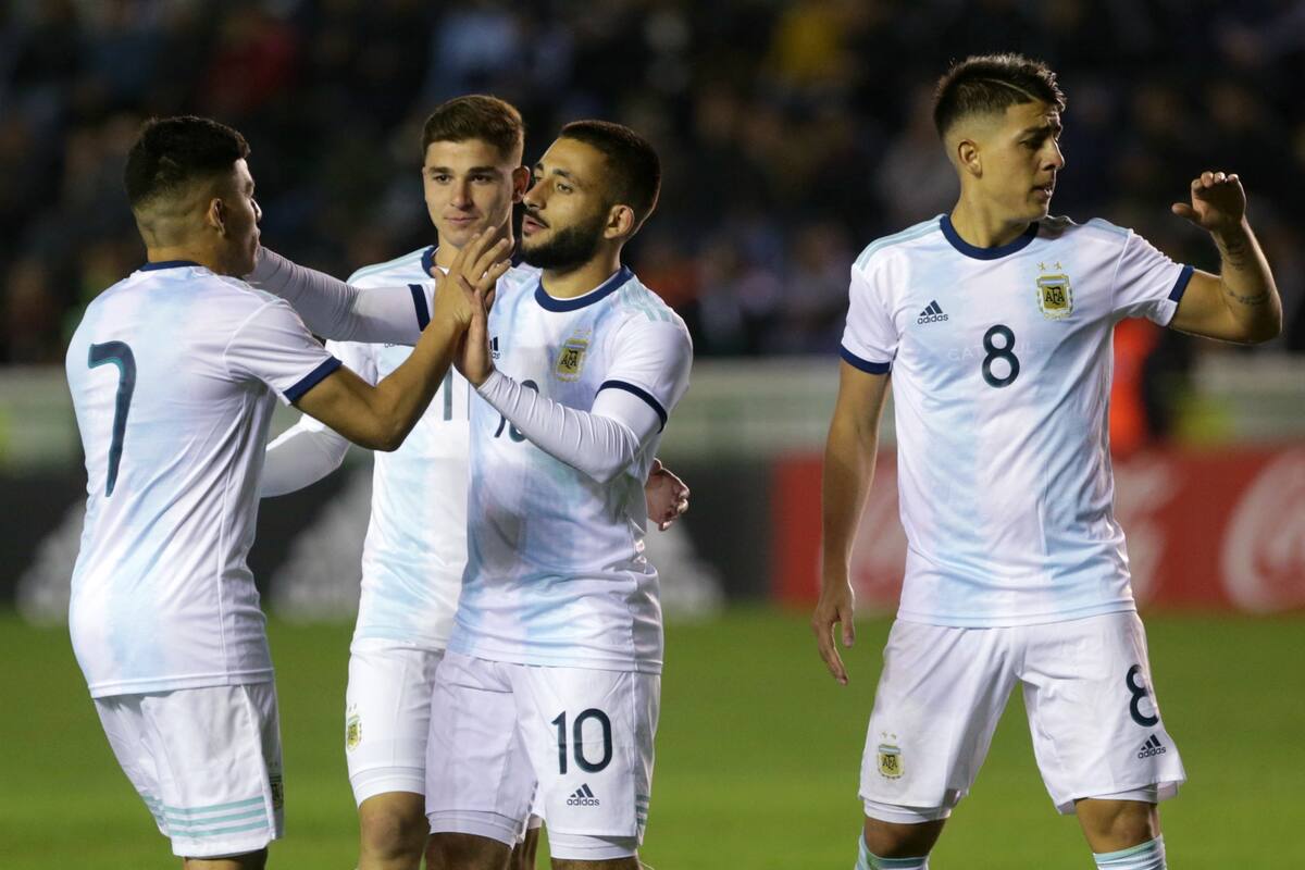 De festejo: Valenzuela (7), la figura, celebra con Matías Vargas, Julián Álvarez y Santiago Colombatto