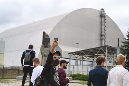 De fondo, el domo de metal con el que cubrieron el reactor número 4 para evitar que siga propagándose la radiacion