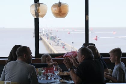 De fondo, el muelle de pescadores