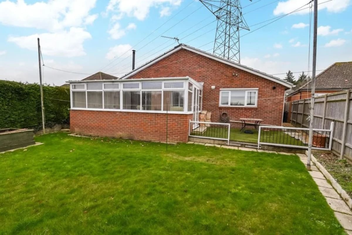 De fondo, la antena que "arruina" jardín de la propiedad