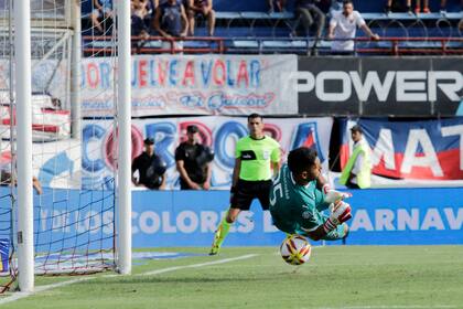 De forma heterodoxa, Campaña ataja el penal de Nicolás Blandi; la acción será fundamental para sostener el 0-0 de Independiente frente a San Lorenzo en el Nuevo Gasómetro.