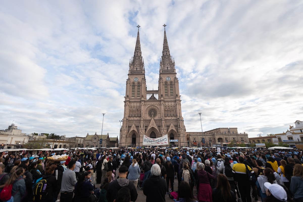 De forma masiva, llegan los peregrinos a la basílica de Luján