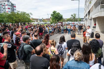 De forma pacífica, los vecinos del Complejo Estación Buenos Aires compartieron los problemas que tienen desde que tuvieron que dejar sus departamentos