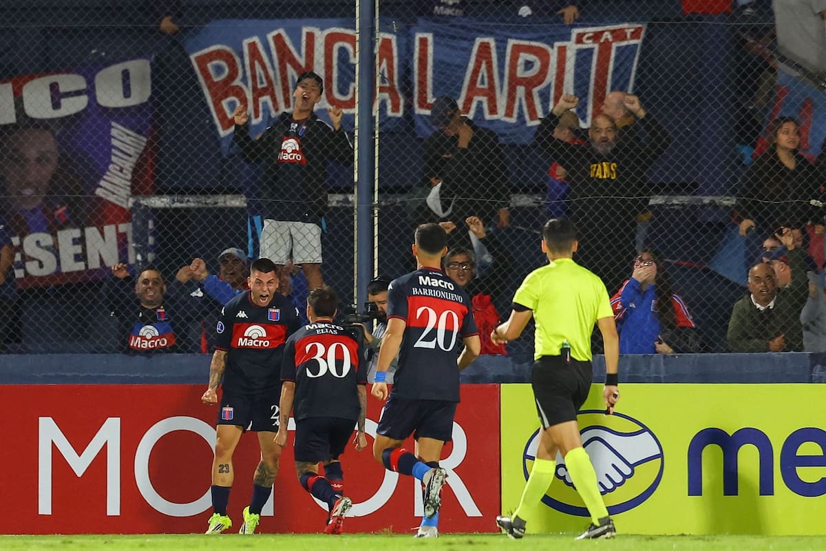 De frente, Ignacio Russo celebra su gol con Ramón Arias; Tigre y un triunfo que lo reposiciona en la Copa Sudamericana