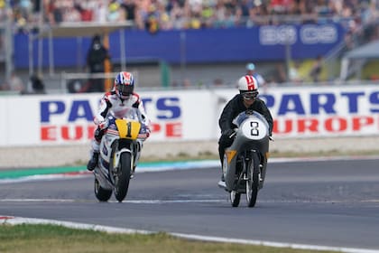 De gala. Takahashi (N° 8) y Doohan (N°1) desfilan en Assen con la RC142 de 1959 y la NSR500 de 1989, respectivamente