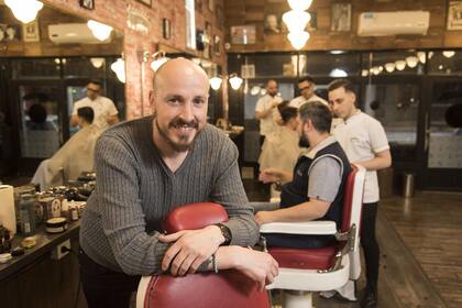 De gira por Sudamérica, el catalán es como una estrella de rock que agota vacantes en sus master classes sobre cómo cuidar una barba
