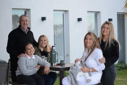 De golpe, a partir de su nueva relación, Julio Cobos vive rodeado de mujeres: además de su mujer, Natalia Obón, también incorporó a su familia a las tres hijas de ella: Antonella (20), Martina (18) y Emilia (11). "Afortunadamente, las chicas me recibieron tan bien como yo a ellas", asegura.