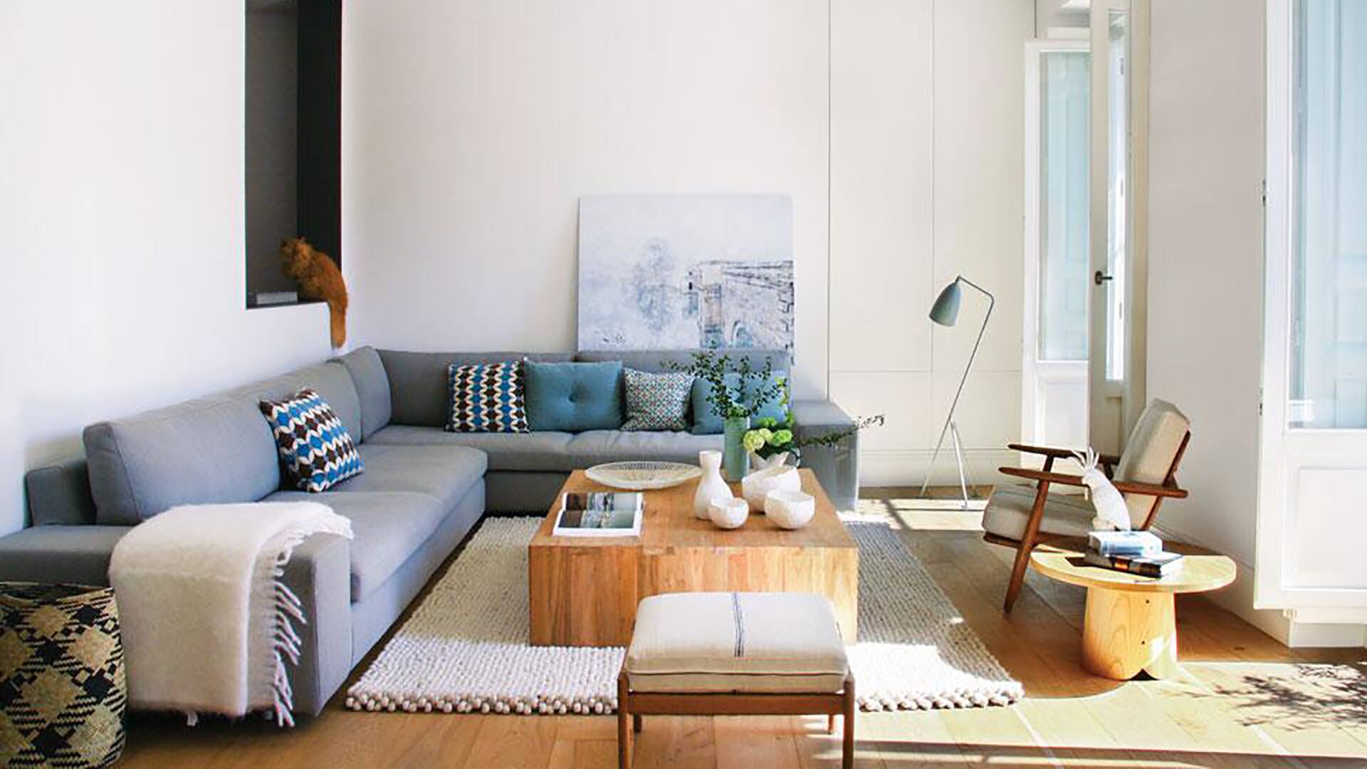 De grandes proporciones y en forma de L, el sofá ‘City soft’ (Sancal) toma las paredes que ofrece el living.