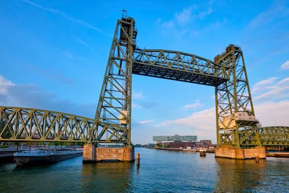 De Hef o Koningshavenbrug - antiguo puente levadizo ferroviario sobre el Koningshaven en Rotterdam, Países Bajos.
