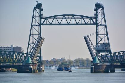 De Hef o Koningshavenbrug, el antiguo puente levadizo ferroviario sobre el Koningshaven en Rotterdam, Países Bajos