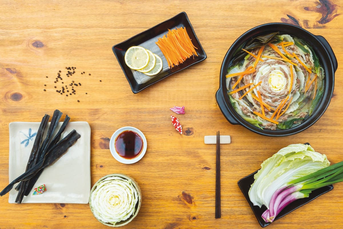 De hojas fibrosas y sabor neutro, este familiar del repollo se consume de distintas formas en Asia