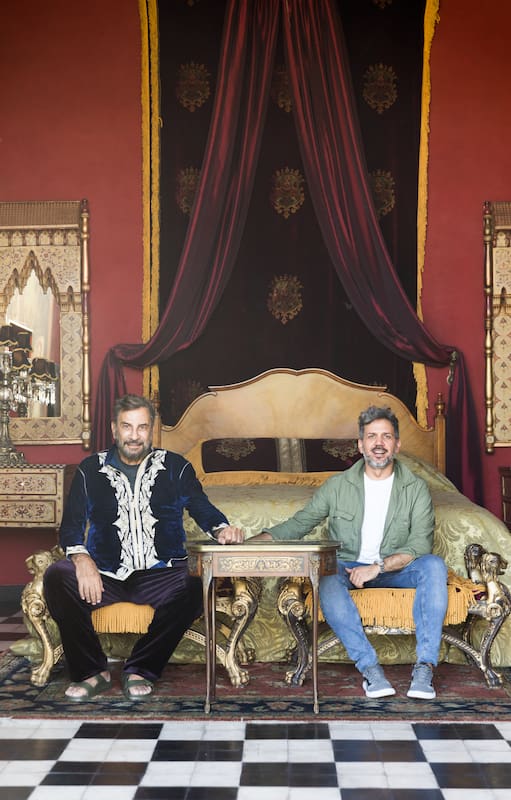 De Hollywood a las sierras cordobesas: el artista Eugenio Zanetti en la excéntrica casa-hostería creada por él con su socio, el arquitecto y ambientador Sebastián Sabas.