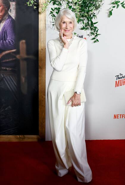 De impecable blanco y con una enorme sonrisa, Helen Mirren asistió a la proyección de que se llevó a cabo en el Hotel Plaza de Nueva York de The Thursday Murder Club, la película que cuenta la historia de cuatro amigos jubilados que viven en una comunidad de retiro y resuelven casos policiales por diversión