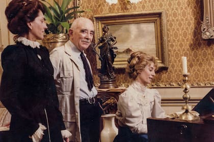 De izda. a dcha. Julia von Grolman, Manuel Mujica Lainez y Graciela Dufau. Misteriosa Buenos Aires, 1981.
