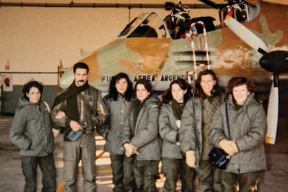 De Izq. a Der.: Angélica Sendes, Norma Navarro, María Marta Lemme, Cristina Ricchieri, Susana Mazza y Silvia Barrera, las instrumentadoras quirúrgicas que estuvieron en el Irízar (con ellas, el Teniente Raul Federici)