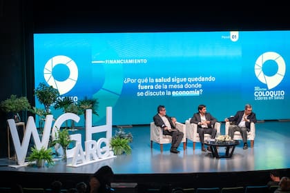 De izq a der.: Daniel Maceira (director del MBA Salud de la Udesa), Gustavo Arengo Piragine (ministro de Hacienda y Finanzas de la ciudad de Buenos Aires) y Daniel Novick (profesor del IAE Business School), en otro de los paneles