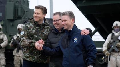 (De izq. a der.) El ministro de Defensa de Finlandia Antti Häkkänen, el ministro de Defensa de Noruega Bjørn Arild Gram y el ministro de Defensa de Suecia Pål Jonson