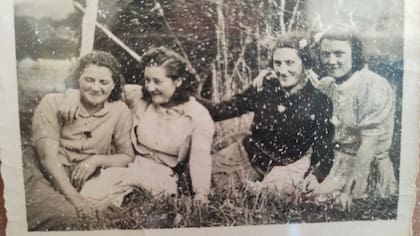 De izq a der, Emilia Boock, Frida Goye, Nora Boock y Aurora Boock