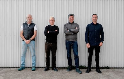 De izq. a der., Federico Lloveras, Santiago Alric, Carlos Galíndez y Luciano Capaccioli, los arquitectos que lideran el estudio Alric-Galíndez, fundado en 1995. Radicado en Bariloche, Lloveras es quien conduce la sede local de la firma, enfocada en la dirección de los proyectos sureños que salen desde Buenos Aires.