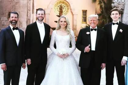 De izq. a der. la familia Trump: Donald. Jr, Eric, Tiffany, Donald padre y Barron, quien finalmente no participará de la Convención Nacional Republicana