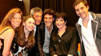 De izq a der; las actrices Dalia Elnecavé, Agustina Vera, Dany Mañas, Esteban Meloni, Liza Minnelli y Fernando Dente, en la última visita de la actriz al país