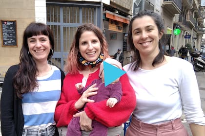 De Izq. a Der., las arquitectas españolas Dafne Saldaña Blasco, Elena Cardona Tamayo y Julia Goula Mejón, creadoras del estudio Equal Saree