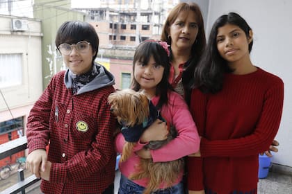 De izq. a der.: las mellizas, Belén y Candela, de 14 años, su madre Adriana Romano y su hermana, Aylén