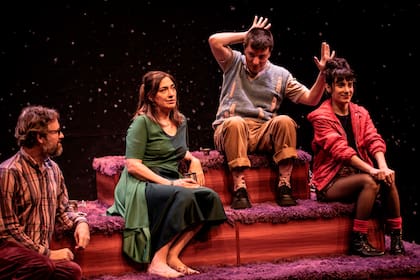 De izq. a der: Marcos Ferrante, Garrote, Julián Cnochaert y Fiamma Carranza Macchi, en escena