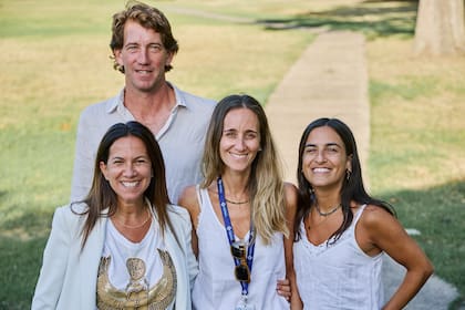 De izq a der: Mariana Varela; Rodrigo Rueda; Agustina Fernández Núñez, psiquiatra infanto juvenil, y Macarena Iudica