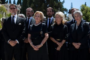 De izq. a der.: Pavlos, hijo del antiguo rey de Grecia Constantino II; Nikolaos, otro hijo de Constantino II; la antigua reina Ana María de Grecia; Felipe, otro hijo de Constantino II; Marie-Chantal, esposa de Pavlos, y Olga, hija de Michael, primo del fallecido príncipe Felipe de Gran Bretaña, en el funeral de Michael, en Atenas el 1° de agosto del 2024