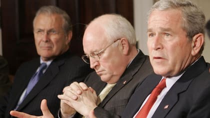 El exsecretario de Defensa de Estados Unidos, Donald Rumsfeld, junto al exvicepresidente Dick Cheney y el expresidente George W. Bush, todos en funciones cuando ocurrió el atentado a las Torres Gemelas