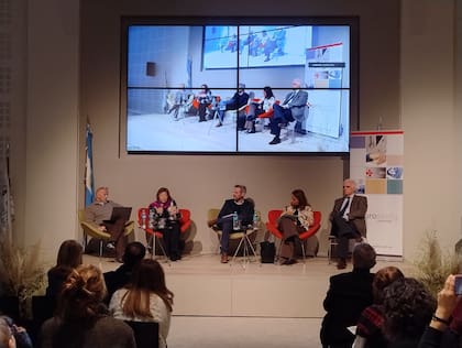 (De izq. a der.) Sebastián Tobar (Fiocruz), Mabel Bianco (FEIM), Santiago Poy (Conicet e Instituto Universitario CIAS), Gabriela Agosto (decana Facultad de Ciencias Sociales, Educación y Comunicación USAL) y Martín García Moritan (diplomático y exrepresentante argentino ante la ONU)