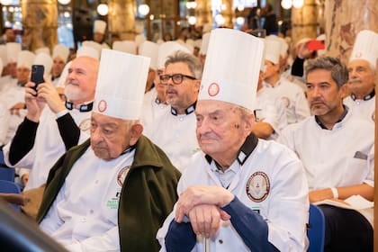 De izq. a derecha: Felipe Malmoris, de 102 años, que integró la primera comisión directiva del sindicato de pasteleros, y Antonio Sanchiz Cañadel, de 92