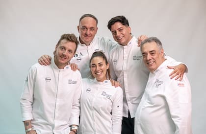 De Izq a derecha: Gonzalo Jiménez (chocolate), Mariano Zichert (Capitán), Agustín Bazán (azúcar), Néstor Reggiani y Emiliana Amandio (Hielo)