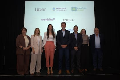 De izquerida a derecha: Vanesa Vázquez, gerenta de Impacto Positivo de Cervecería y Maltería Quilmes; Lorena Cironi, directora social de Trendsity; Eli Frías, directora de Uber para Cono Sur; Ulpiano Suárez, intendente de la Ciudad de Mendoza; Luis Borrego, subsecretario de Transporte de Mendoza; María Roca, directora de Ineco Organizaciones, y Walter Bressia, presidente de Bodegas de Argentina