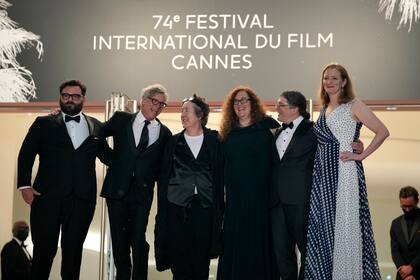 De izquierda a derecha, Adam Kurnitz, el director Todd Haynes, Christine Vachon, Julie Goldman, Christopher Clements y Carolyn Hepburn posan al llegar al estreno de "The Velvet Underground" en el Festival de Cine de Cannes, en el sur de Francia, el miércoles 7 de julio de 2021. (AP Foto/Vadim Ghirda)